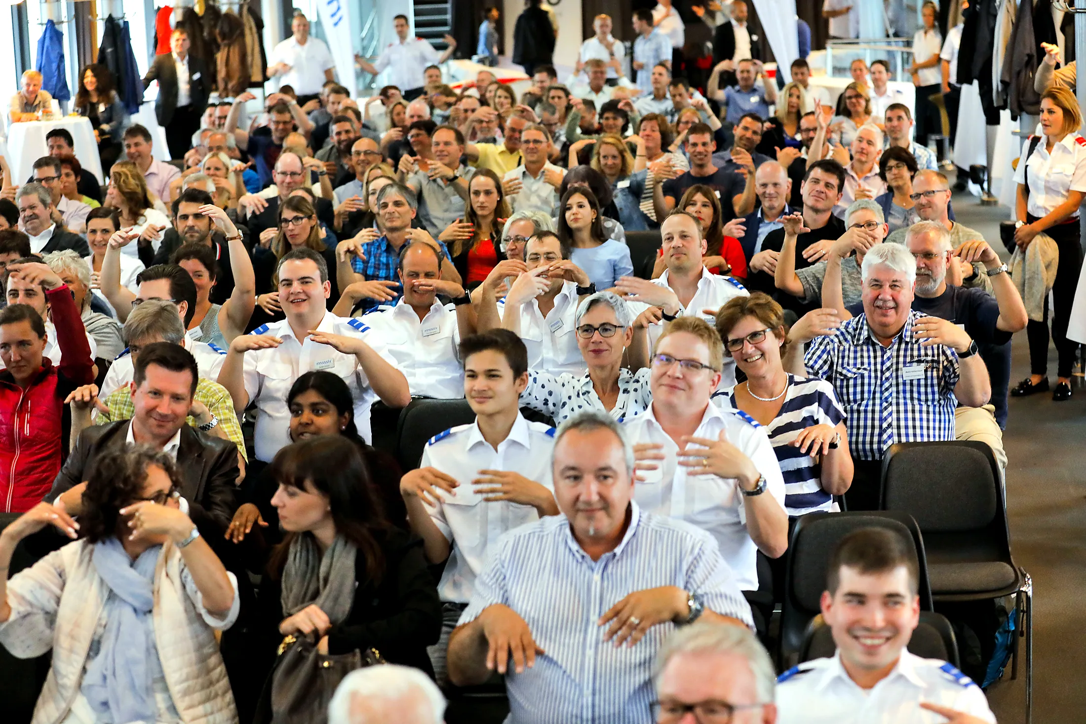 Publikum bei einer Zaubershow auf einem Firmenevent